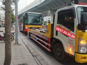 Cứu hộ xe oto bus 48 đến gara để sữa chữa