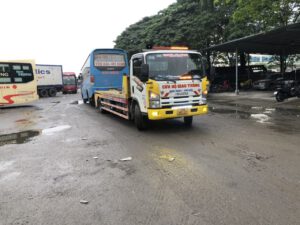Cứu hộ xe khách 48 chỗ ngồi về GARA sữa chữa