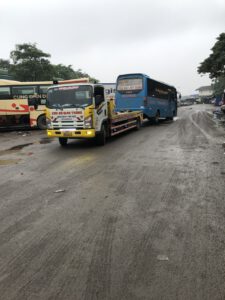 Cứu hộ xe khách 48 chỗ ngồi về GARA sữa chữa