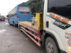 Cứu hộ xe khách 48 chỗ ngồi về GARA sữa chữa