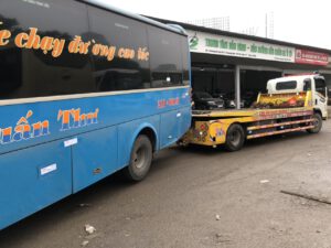 Cứu hộ xe khách 48 chỗ ngồi về GARA sữa chữa